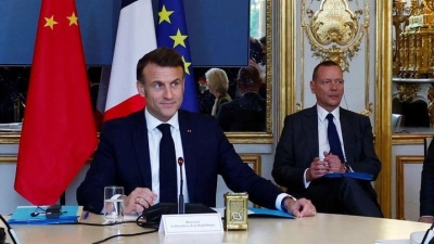Der französische Präsident Emmanuel Macron (M), Chinas Präsident Xi Jinping (l) und die Präsidentin der Europäischen Kommission Ursula von der Leyen nehmen an einem trilateralen Treffen im Elysee-Palast in Paris teil. (Foto: Gonzalo Fuentes/REUTERS Pool/AP/dpa)