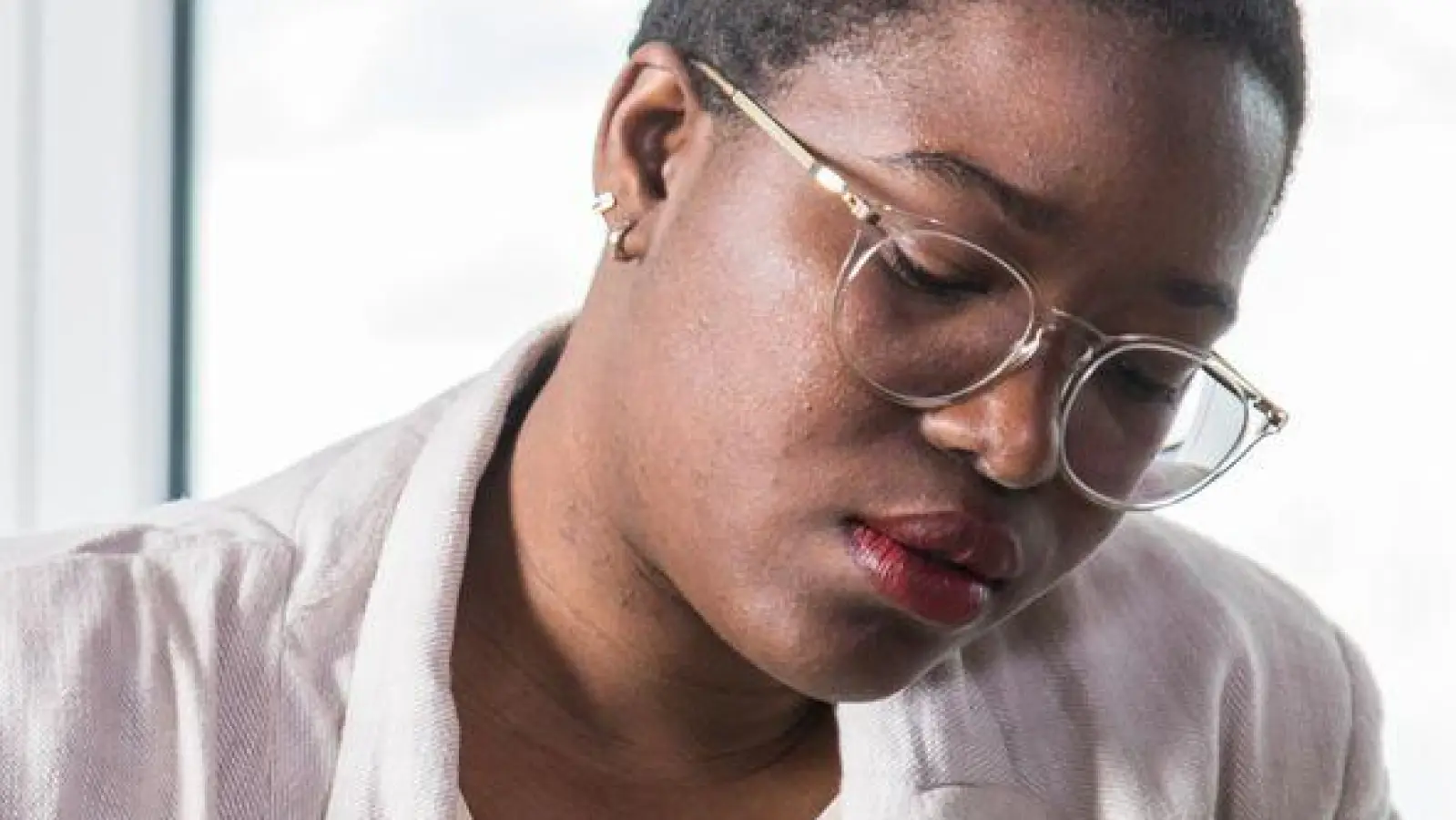 Ob strategisch oder kreativ im Job: Ein Zyklus-Tagebuch kann helfen, die eigene Energie besser einzuschätzen und optimal zu nutzen. (Foto: Christin Klose/dpa-tmn)