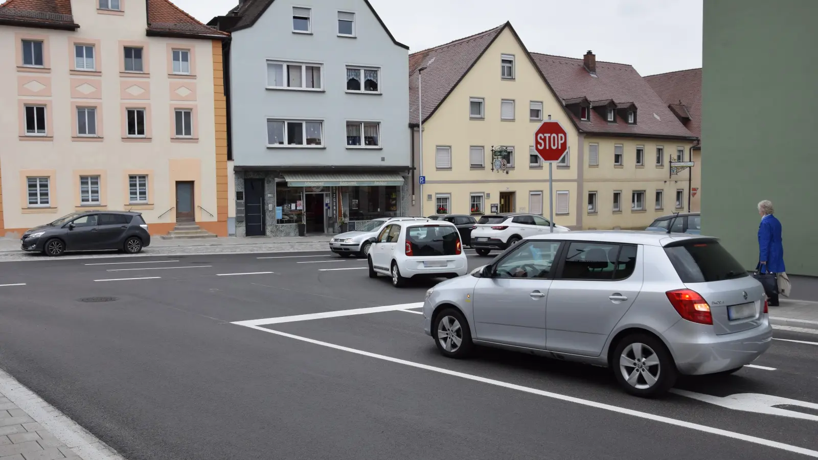 Die Linksabbieger aus der Schloßstraße sollte von der neuen Position der Haltestelle profitieren. Doch dadurch wurde die Sicht aus der Brauhausstraße heraus verschlechtert. (Foto: Florian Schwab)