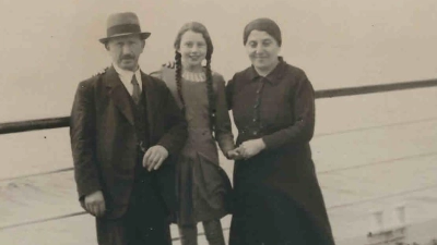 Helene Hamburger 1939 mit ihren Eltern auf dem Schiff nach Palästina. Die heute 98-Jährige lebt in Israel. In ihrem Haus kann sie nach dem Angriff der Hamas nicht mehr leben. (Foto: Stadt Dinkelsbühl)
