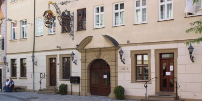 Zettel an den Scheiben machen auf die bevorstehende Schließung des Cafés im Bürger-Palais aufmerksam. (Foto: Constantin Prosch)