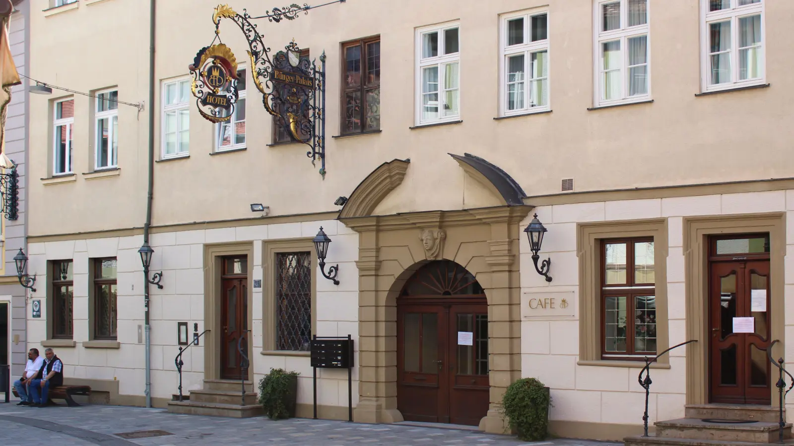 Zettel an den Scheiben machen auf die bevorstehende Schließung des Cafés im Bürger-Palais aufmerksam. (Foto: Constantin Prosch)
