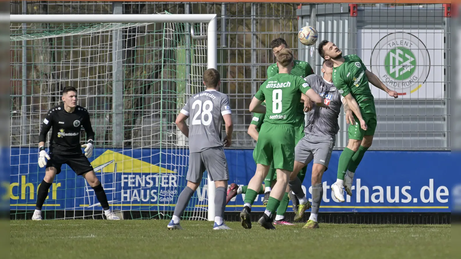 Der Ansbacher Verteidiger Eric Weeger (rechts) trifft beim TSV Rain auf einen ehemaligen Mitspieler bei 1860 München. (Foto: Martin Rügner)