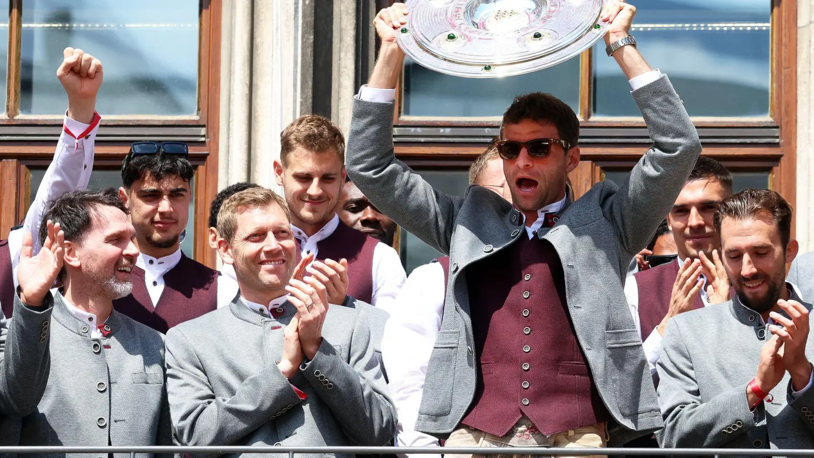 Thomas Müller jubelt zum Bayern-Abschied noch mal mit der Meisterschale auf dem Münchner Rathausbalkon.  (Foto: Karl-Josef Hildenbrand/dpa)