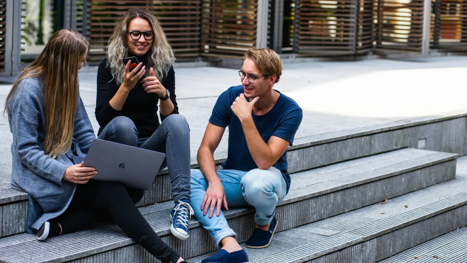 Die persönliche Vorstellung bei jedem Kollegen gehört am ersten Tag dazu. In den Pausenzeiten bleibt manchmal Zeit, um miteinander in Kontakt zu kommen.  (Foto: Pexels)