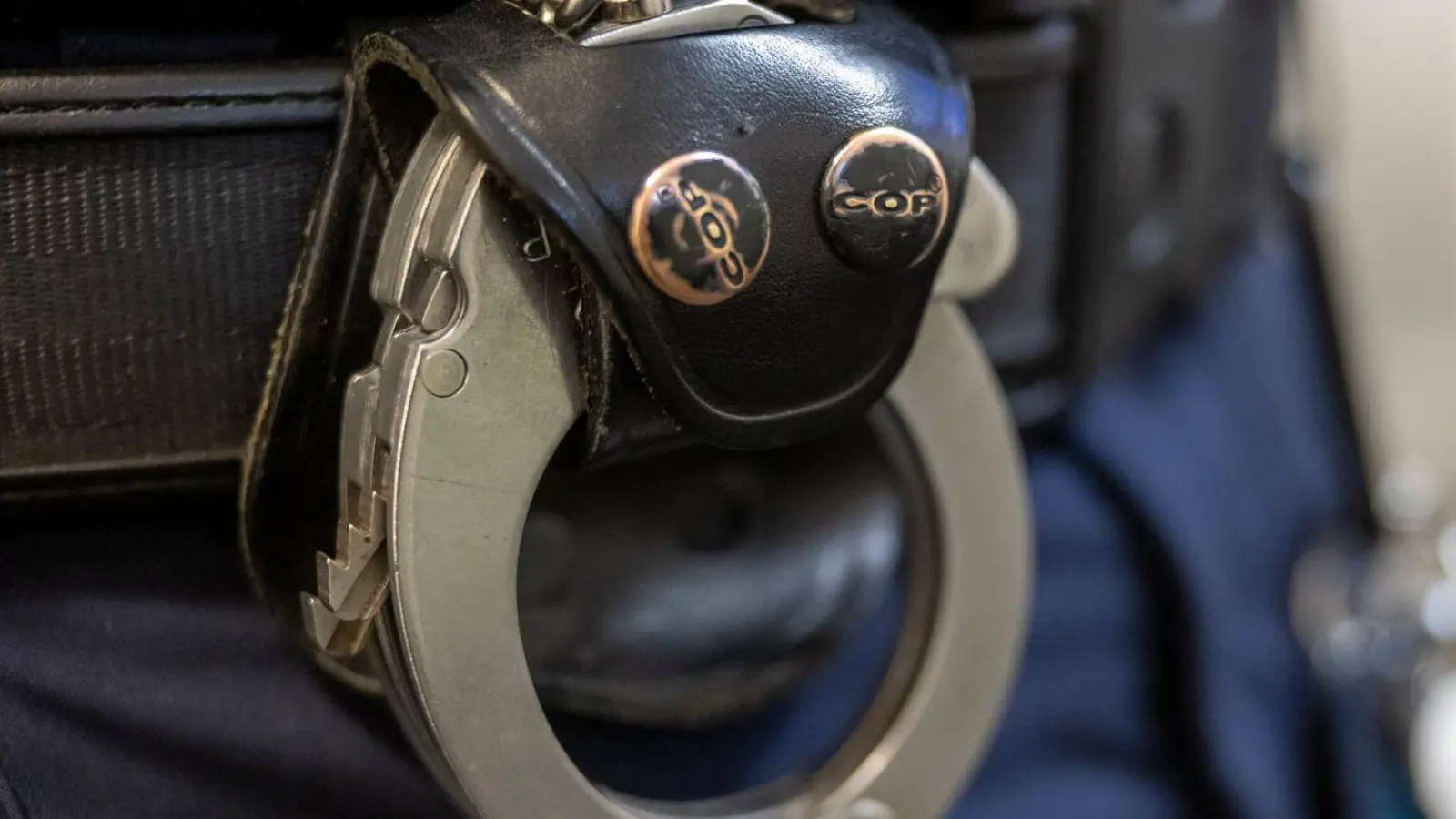 Nach dem gewaltsamen Tod einer Mutter aus Augsburg ist ein 29-Jähriger wegen Mordverdachts festgenommen worden. (Symbolbild) (Foto: Peter Kneffel/dpa)