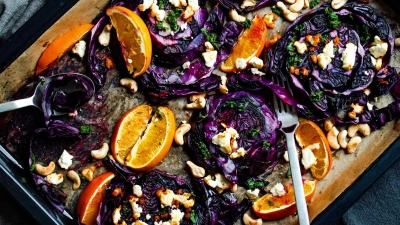 Bei einem ofengerösteten Rotkohl sorgen Orangen sowohl für eine fruchtige als auch säuerliche Note.  (Foto: Aileen Kapitza/minzgruen.com/dpa-tmn)