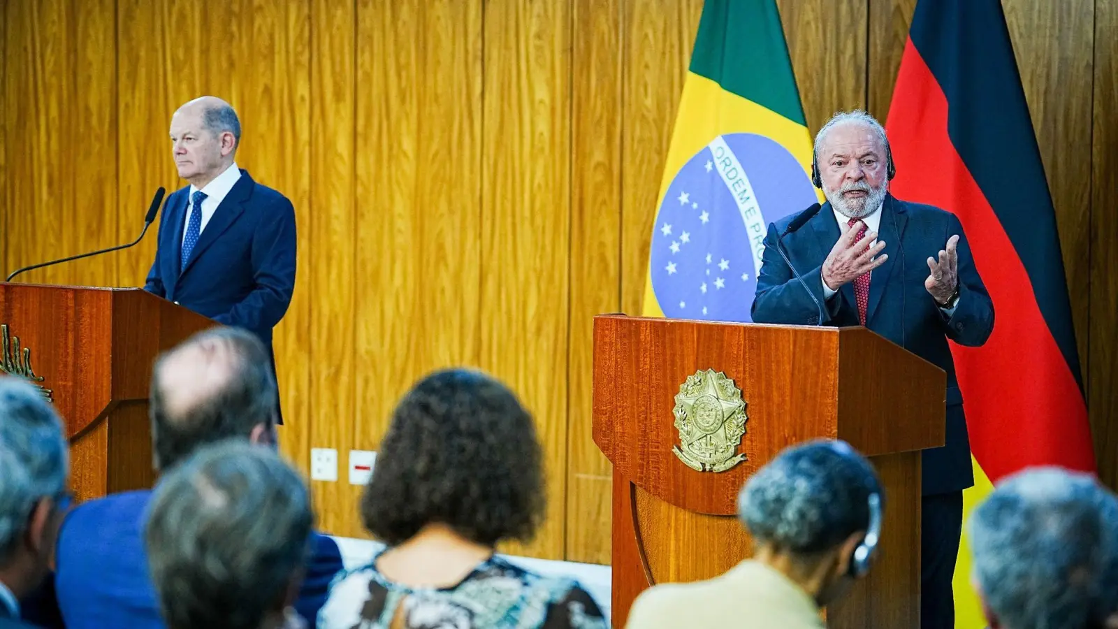 Olaf Scholz und Luiz Inácio Lula da Silva bei einer gemeinsamen Pressekonferenz in Brasilia. (Foto: Kay Nietfeld/dpa)