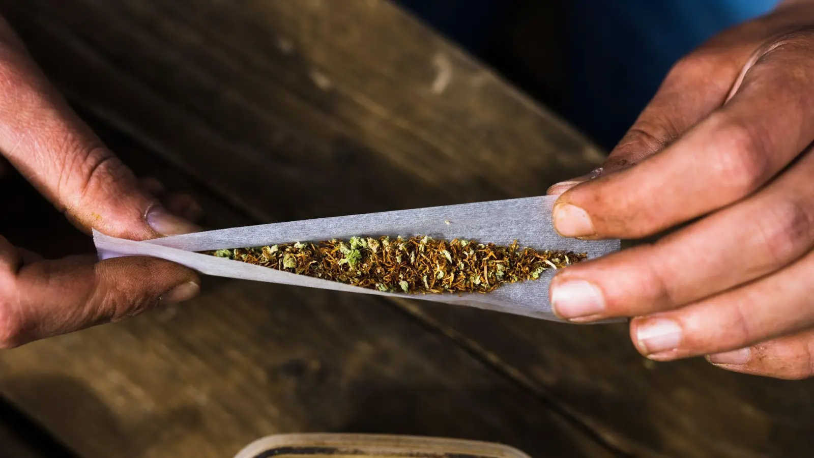 Das neue Cannabis-Gesetz hat einen Angeklagten, der rund 450 Kilogramm Marihuana eingeführt haben soll, vor einer Strafe bewahrt. (Foto: Philipp von Ditfurth/dpa)