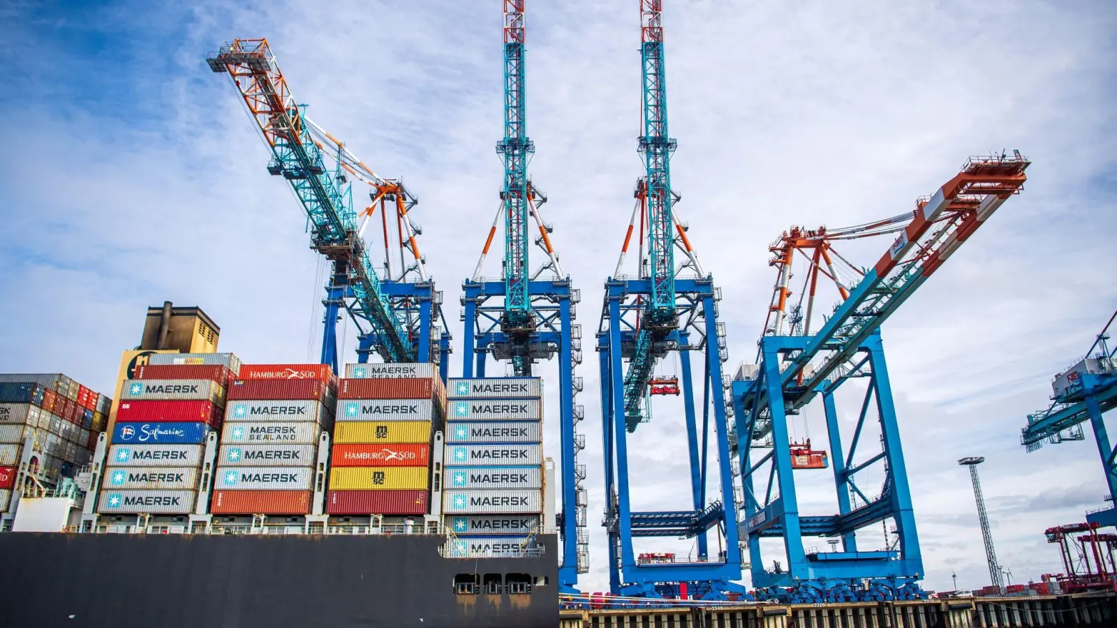 Im Containerhafen von Bremerhaven: Vor dem Hintergrund wachsender globaler Unsicherheiten und struktureller Umbrüche hat die OECD ihren neuen Konjunkturausblick vorgelegt. (Foto: Sina Schuldt/dpa)