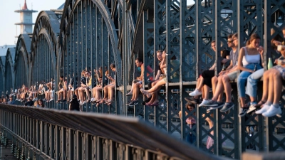 Die Stahlkonstruktion der Hackerbrücke ist auch ein beliebter Aussichtspunkt für junge Menschen in München. (Archivbild) (Foto: Sven Hoppe/dpa)
