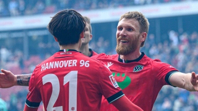 Hannover 96 feiert einen Heimsieg gegen den SC Paderborn. (Foto: Swen Pförtner/dpa)
