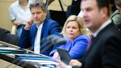 Wirtschaftsminister Robert Habeck und Innenministerin Nancy Faeser verfolgen im Bundesrat die Rede von Arbeitsminister Hubertus Heil (v.l.n.r.). (Foto: Bernd von Jutrczenka/dpa)