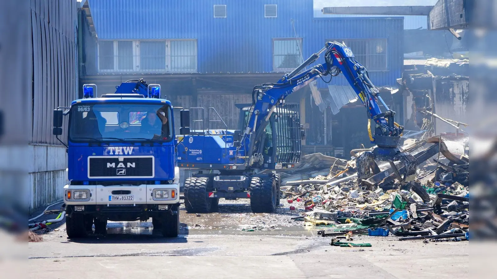 Einsatzkräfte des Technischen Hilfswerks (THW) beseitigen mit einem Bagger Schutt. (Foto: Enrique Kaczor/dpa)