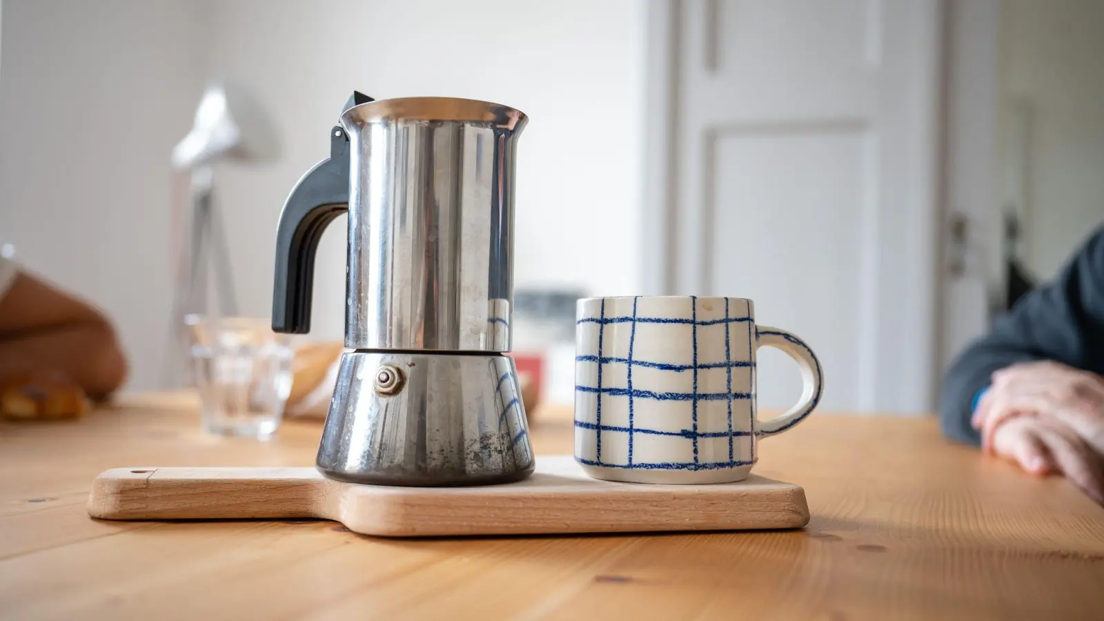 Der Start in den Tag mit Kaffee ist für die meisten Menschen ein jahrzehntelanges Ritual. (Symbolbild) (Foto: Sebastian Gollnow/dpa)