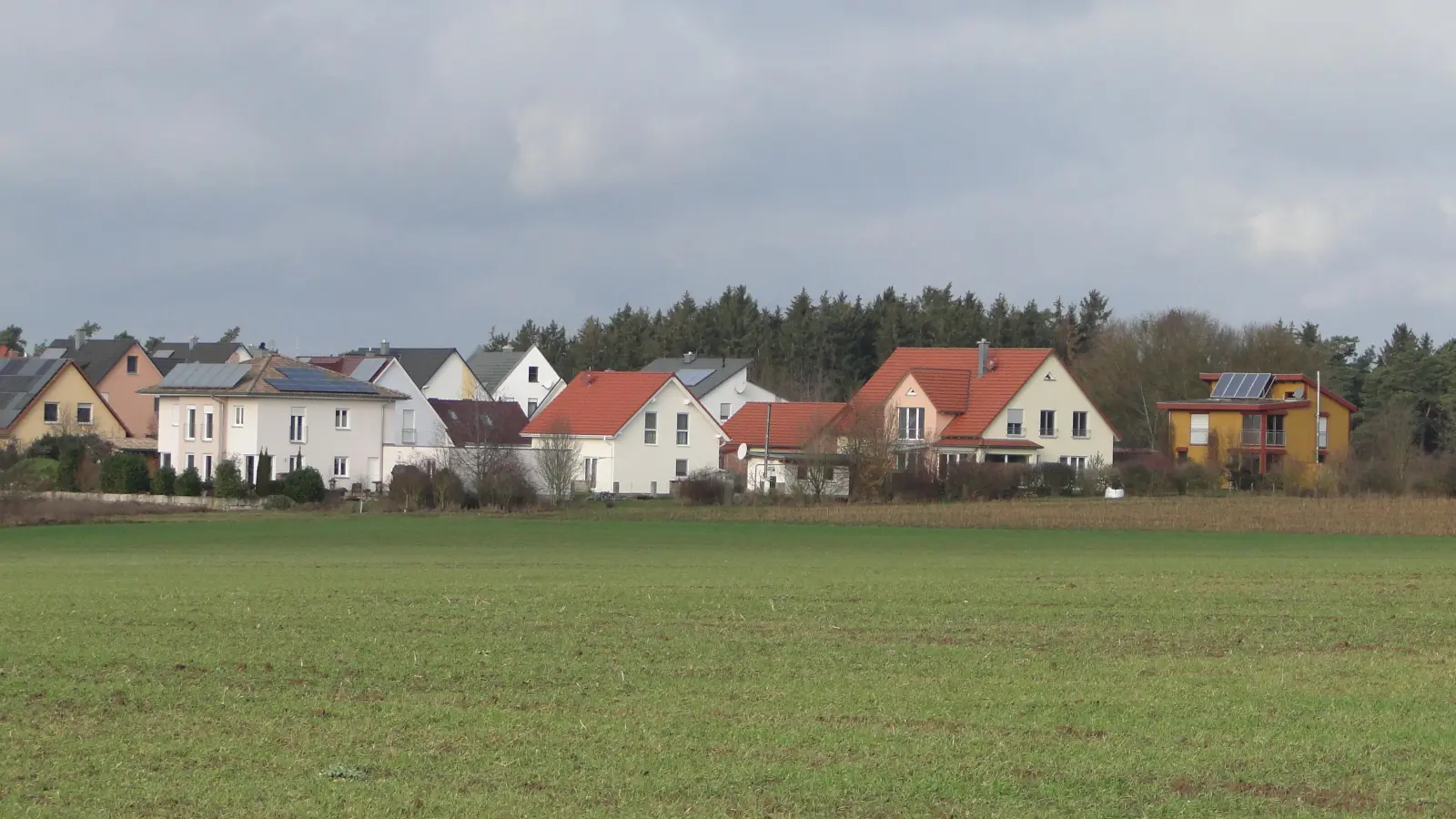 Der östliche Siedlungsrand des Ansbacher Ortsteils Wallersdorf. Auf dem Acker rechts sollen bis zu fünf Einfamilienhäuser entstehen. (Foto: Winfried Vennemann)