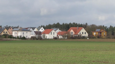 Der östliche Siedlungsrand des Ansbacher Ortsteils Wallersdorf. Auf dem Acker rechts sollen bis zu fünf Einfamilienhäuser entstehen. (Foto: Winfried Vennemann)