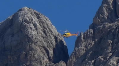 Ein Rettungshubschrauber überfliegt den Punta-Rocca-Gletscher. (Foto: Luca Bruno/AP/dpa)