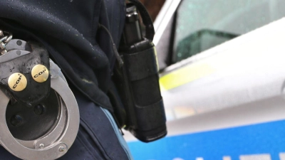 Die Polizei schoss auf den mit zwei Messern bewaffneten Mann. (Symbolbild) (Foto: Karl-Josef Hildenbrand/dpa)
