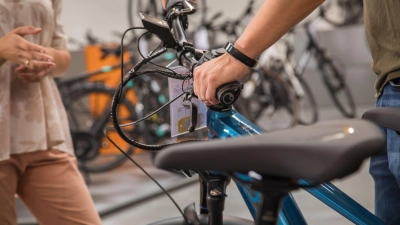 Hohe Rabatte möglich: Wer beim Fahrradkauf verhandelt, spart oft mehrere hundert Euro. (Foto: Christin Klose/dpa-tmn)