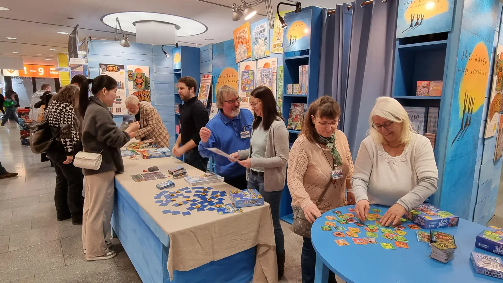 Gleich am ersten Tag der Spielwarenmesse war der Stand des Uehlfelder Spieleverlags mit Gästen aus aller Welt ausgezeichnet besucht. (Foto: Rainer Weiskirchen)