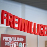 Freiwilligendienste: gut für andere – und fürs Rentenkonto. Bei FSJ, FÖJ oder BFD zahlt die Einsatzstelle Beiträge in die Rentenversicherung. (Foto: Sebastian Kahnert/dpa/dpa-tmn)