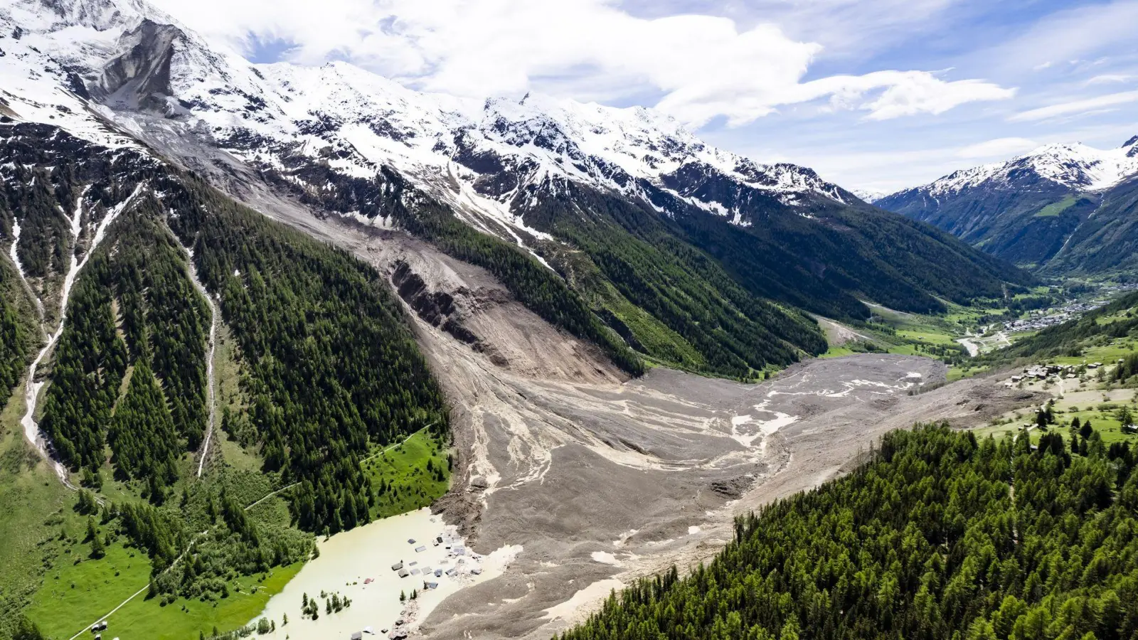 Große Teile des Tals wurden komplett verwüstet. (Foto: Jean-Christophe Bott/KEYSTONE/dpa)