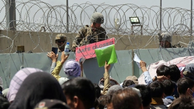 Ein US-Soldat hält wenige Tage nach der Machtübernahme der Taliban 2021 ein Schild, mit der Aufschrift „Gate closed“ auf dem internationalen Flughafen von Kabul. (Foto: Wali Sabawoon/AP/dpa)