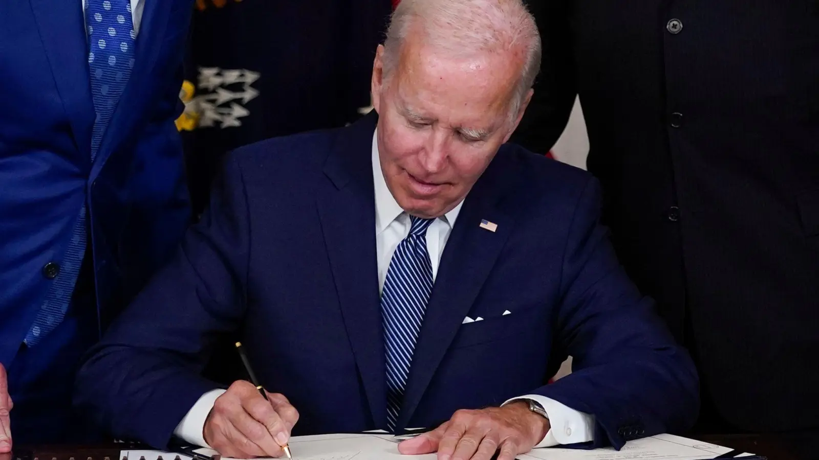 US-Präsident Joe Biden unterzeichnet ein Gesetz der Demokraten zum Klimawandel und zur Gesundheitsversorgung. (Foto: Susan Walsh/AP/dpa)