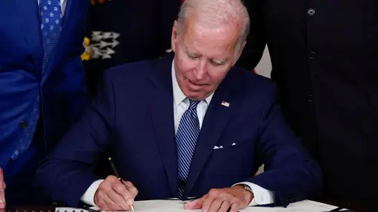 US-Präsident Joe Biden unterzeichnet ein Gesetz der Demokraten zum Klimawandel und zur Gesundheitsversorgung. (Foto: Susan Walsh/AP/dpa)