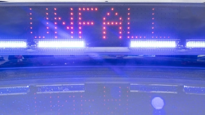 SYMBOLFOTO - Ein Blaulicht auf dem Dach eines Polizeifahrzeugs mit der LED-Anzeige „Unfall”. (Foto: Daniel Karmann/dpa)