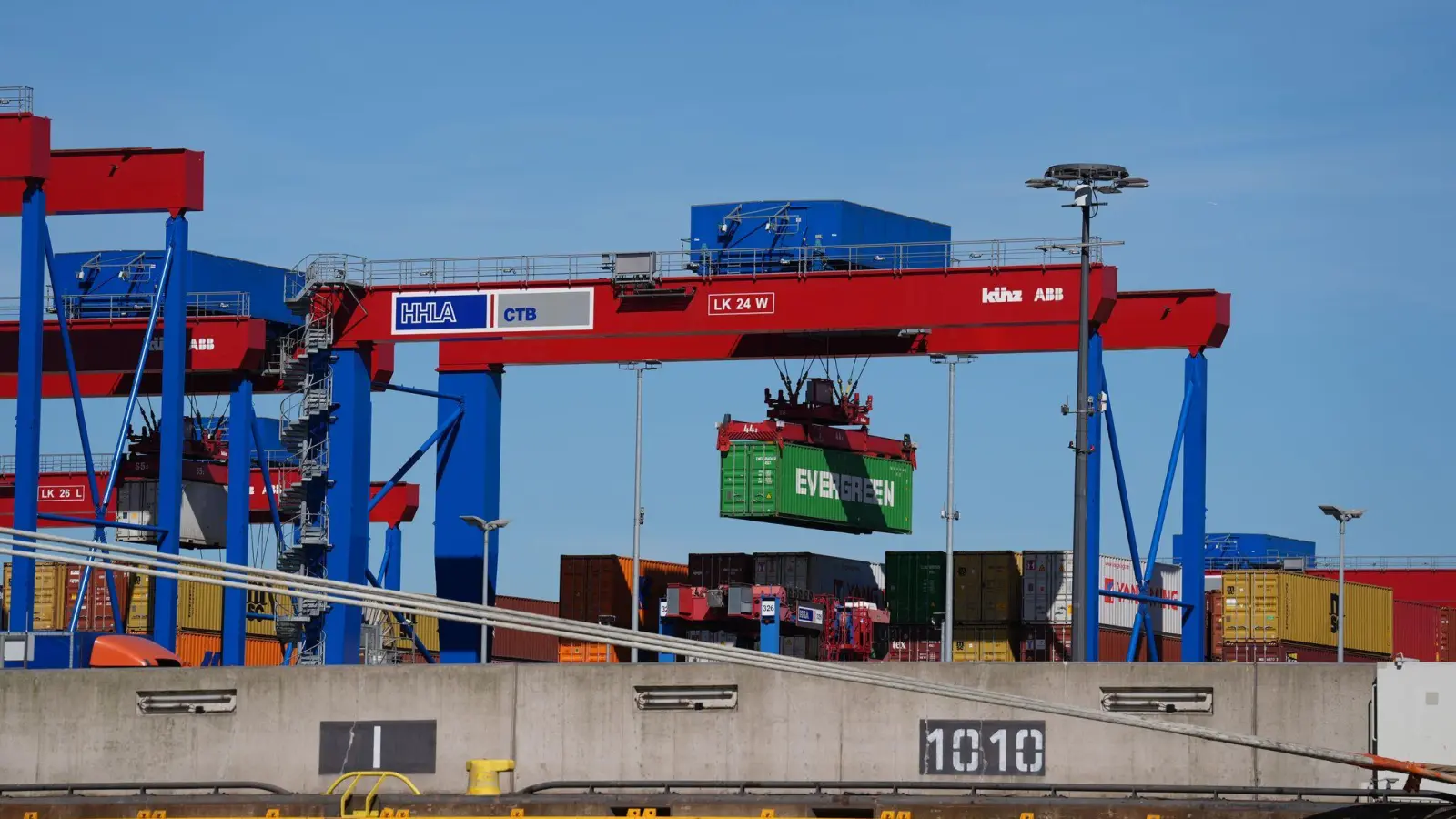 Was bedeuten die angekündigten US-Zölle für deutsche Händler? (Foto: Marcus Brandt/dpa)