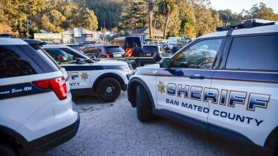 Die Strafverfolgungsbehörden, darunter das San Mateo County Sheriff&#39;s Office, untersuchen einen Tatort in Half Moon Bay. (Foto: Nhat V. Meyer/Bay Area News Group/dpa)
