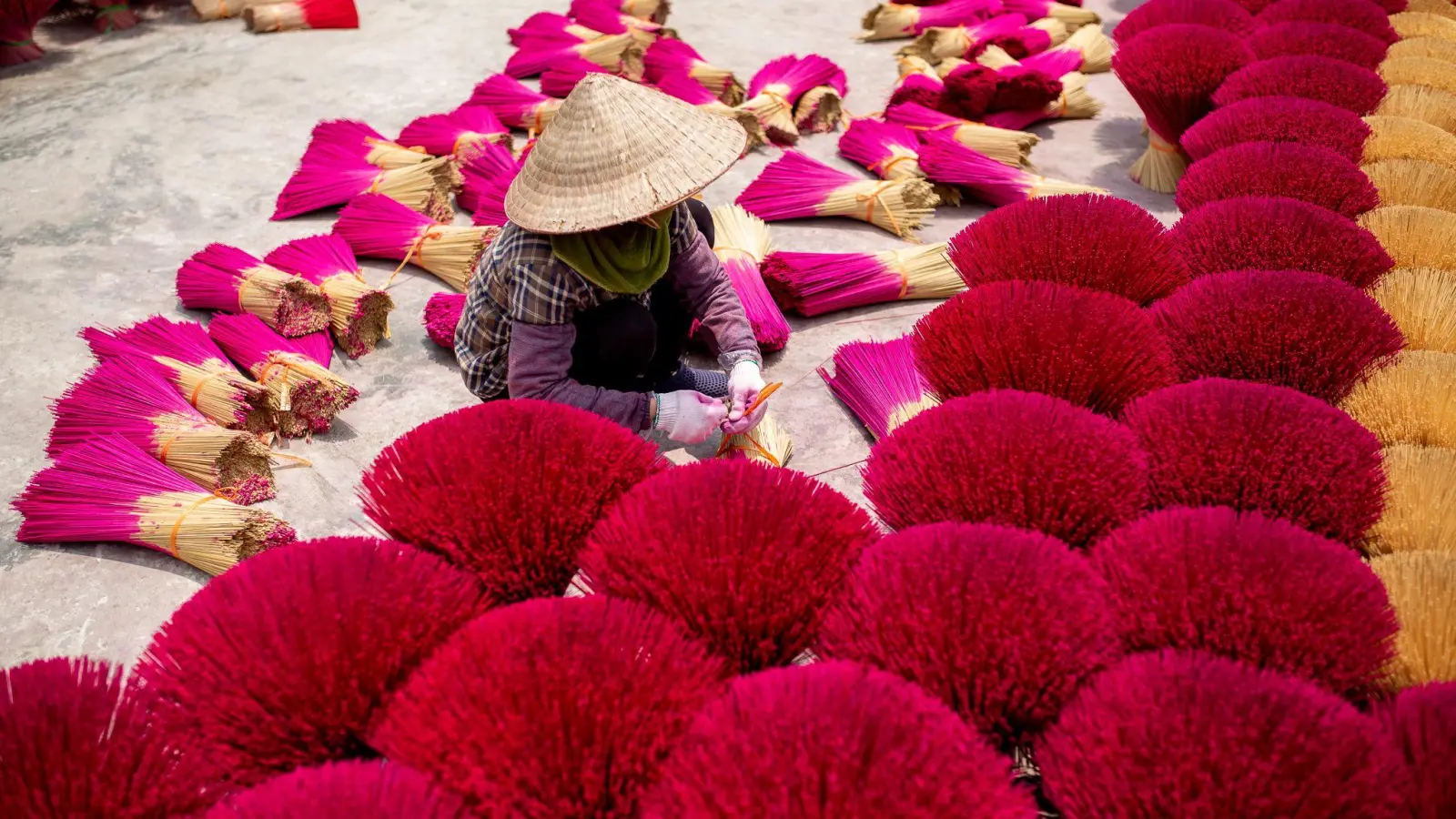 Mehr als 300 Familien stellen Weihrauch her, der in ganz Vietnam und in andere asiatische Länder verkauft wird. (Foto: Chris Humphrey/-/dpa)