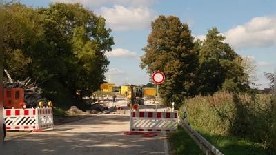 Bis zum Freitag, 17. Oktober, wurde die verkehrsrechtliche Anordnung zur Sperrung der Staatsstraße im Bereich der Reichertsmühle verlängert. Bis dahin sollen die Bauarbeiten nach Auskunft des Staatlichen Bauamtes abgeschlossen sein.  (Foto: Markus Weinzierl)