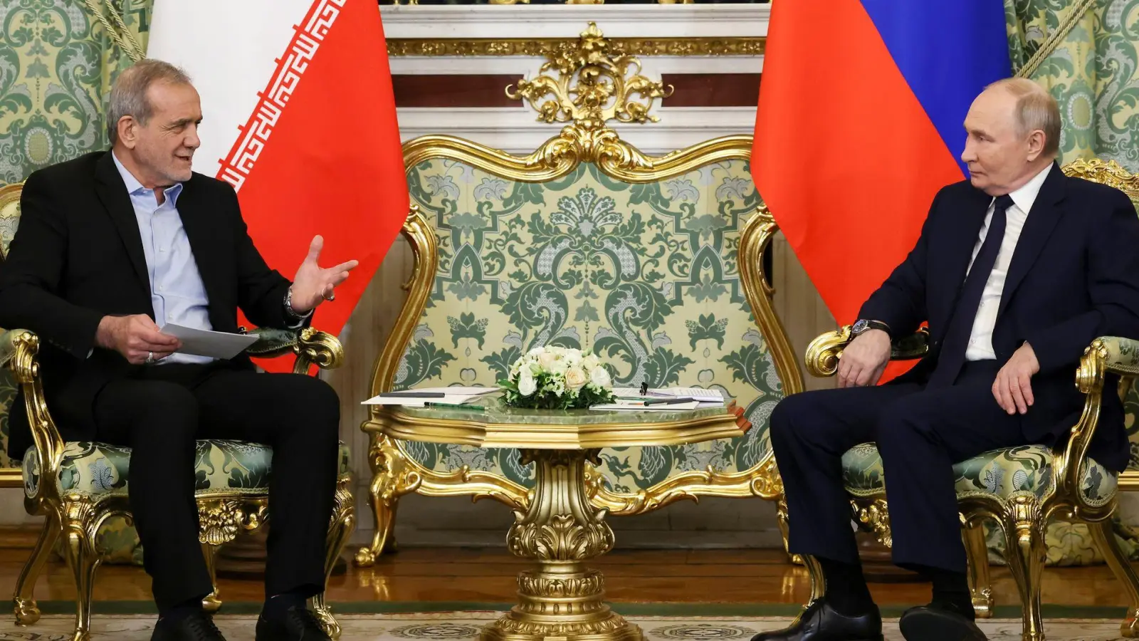 Russland und der Iran haben eine strategische Partnerschaft geschlossen - allerdings ohne eine Klausel über einen gegenseitigen militärischen Beistand. (Archivbild) (Foto: Vyacheslav Prokofyev/Pool Sputnik Kremlin/AP/dpa)