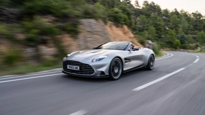 Im Sprint von 0 auf 100 km/h in 3,4 Sekunden und ein Spitzentempo von 345 km/h: der Aston Martin Vanquish Volante. (Foto: Marcus Werner/Aston Martin/dpa-tmn)