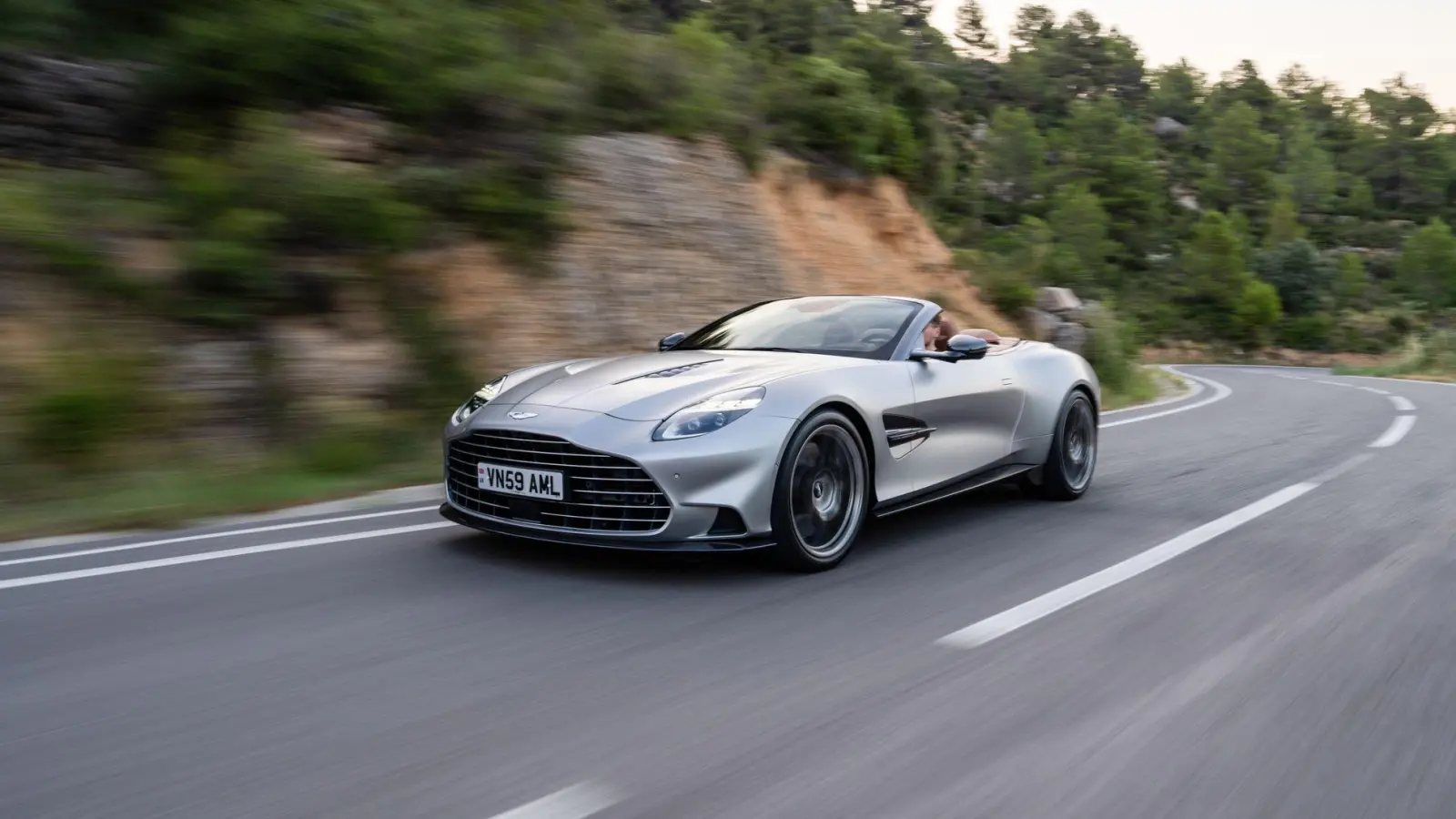 Im Sprint von 0 auf 100 km/h in 3,4 Sekunden und ein Spitzentempo von 345 km/h: der Aston Martin Vanquish Volante. (Foto: Marcus Werner/Aston Martin/dpa-tmn)