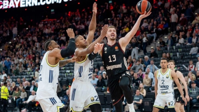 Andreas Obst zieht zum Korb. (Foto: Helen Fiona/dpa)