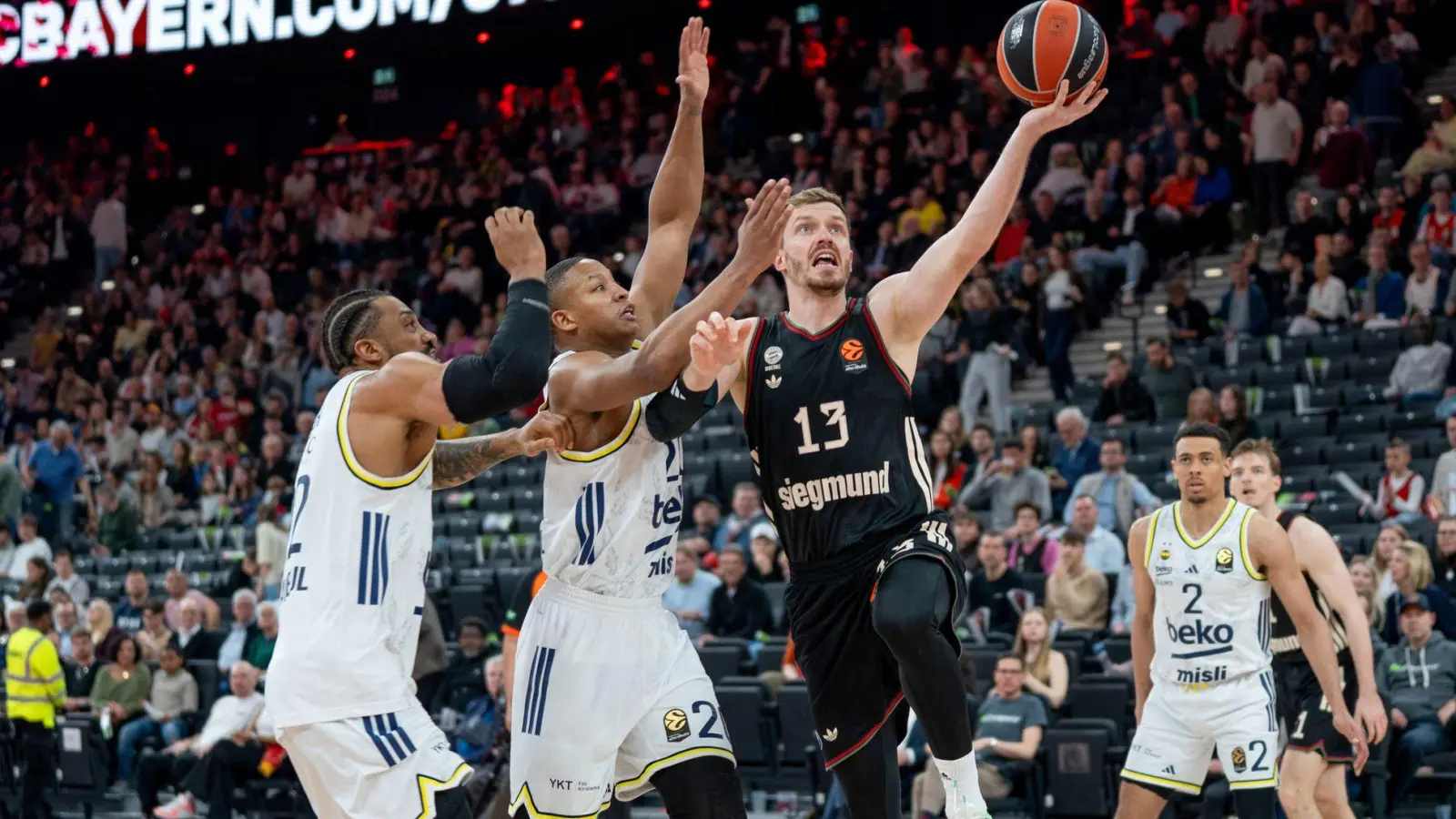 Andreas Obst zieht zum Korb. (Foto: Helen Fiona/dpa)