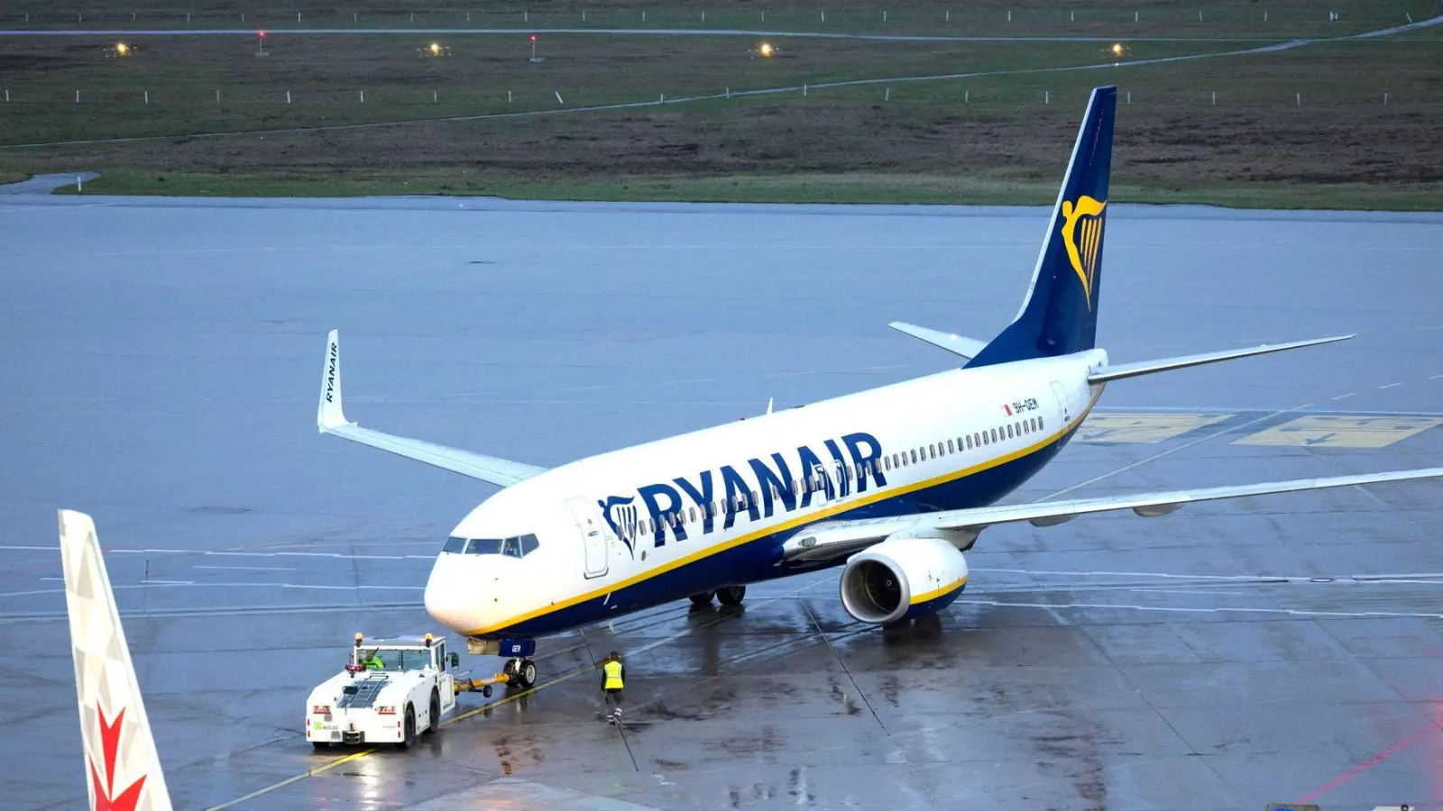 Eine Passagiermaschine der Fluggesellschaft Ryanair auf dem Flughafen Köln/Bonn. (Foto: Thomas Banneyer/dpa)