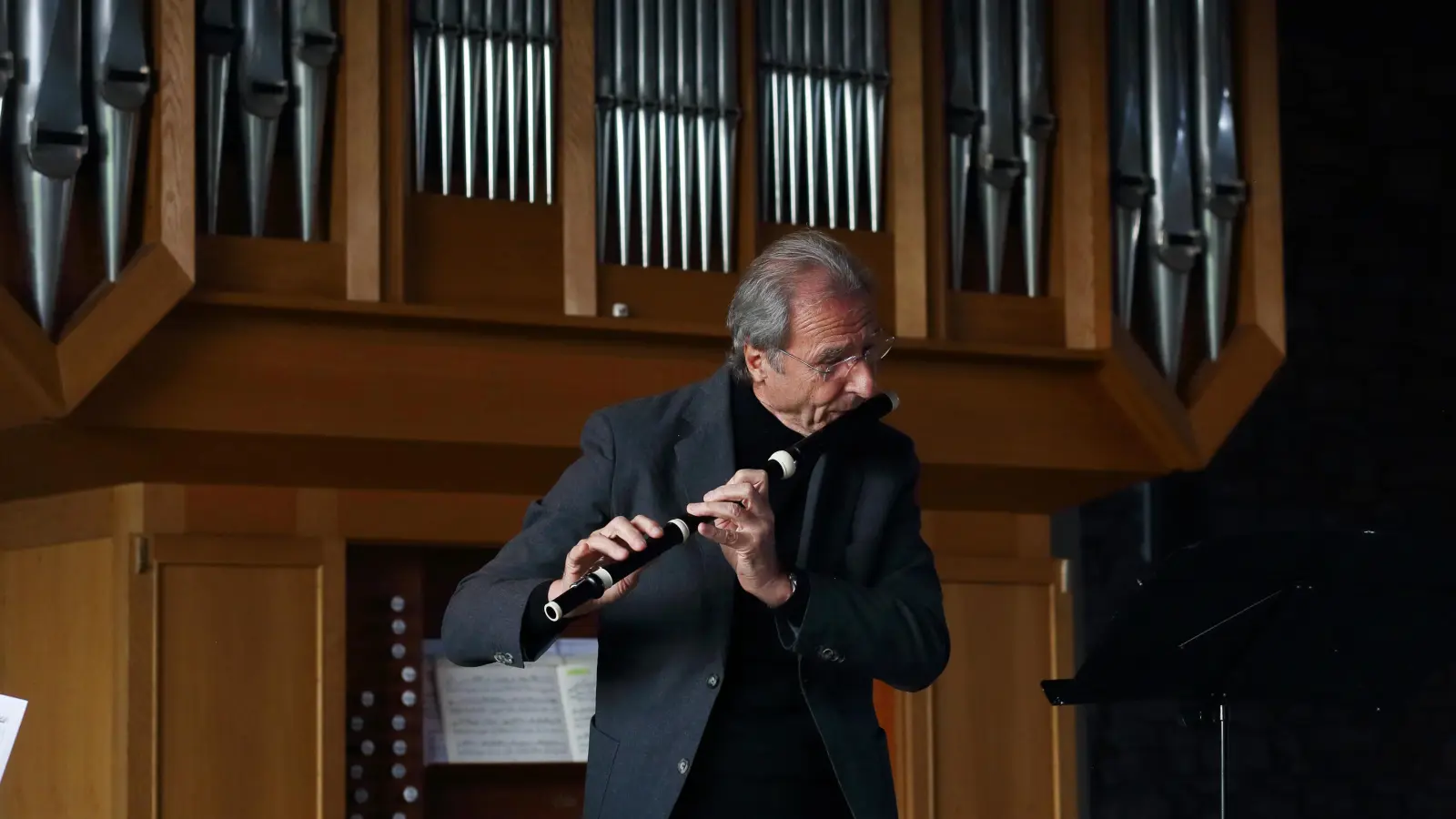 Beim Konzert im Kornspeicher der Lehrberger Dorfmühle: der Flötist Ubaldo Rosso. (Foto: Thomas Wirth)