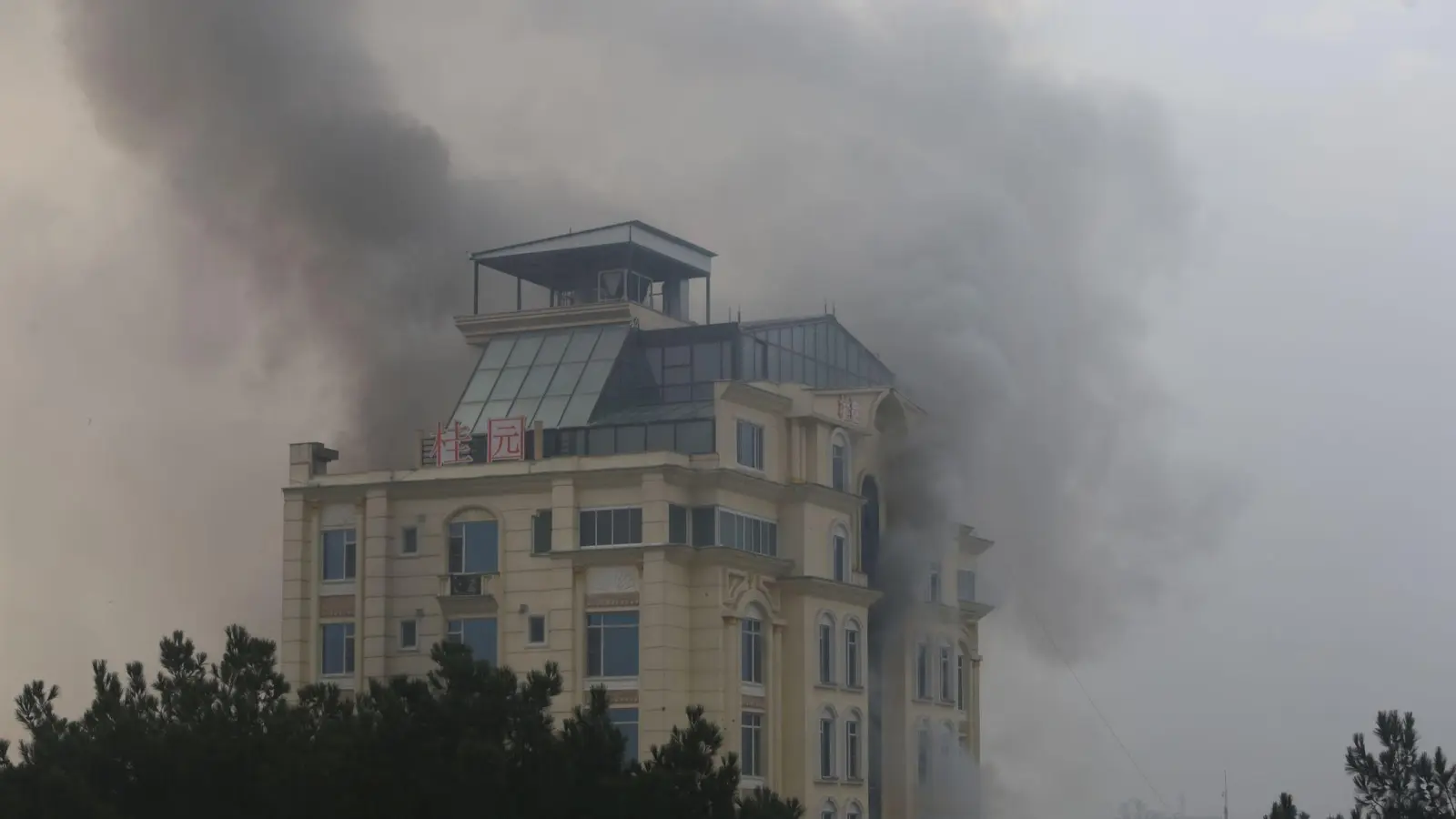 Rauch steigt nach einer Explosion dem Hotelgebäude in Kabul. (Foto: Popal/XinHua/dpa)