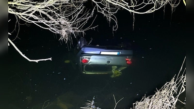 Die vier jungen Menschen kamen leicht verletzt ins Krankenhaus.  (Foto: ---/ Polizei Lichtenfels/dpa)