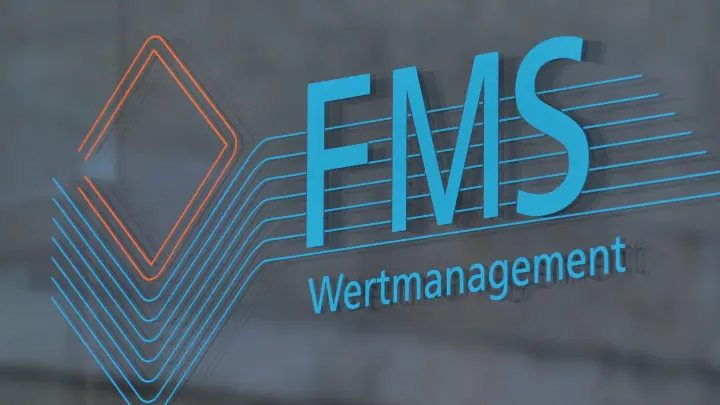 Das Logo der Bad Bank FMS Wertmanagement ist am Firmensitz in München zu sehen. (Foto: picture alliance/dpa/Archivbild)