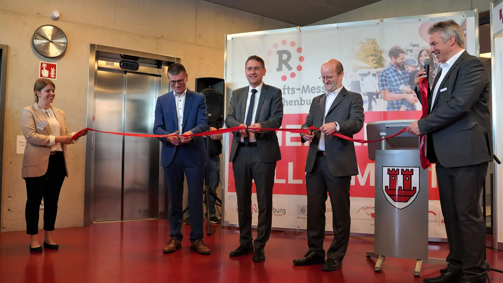 Hoffen, dass die Messe Lust auf die Zukunft macht (von links): Stefanie Wiegel (Wirtschaftsförderin der Stadt), Dr. Gerhard Walther (IHK), Dr. Jürgen Ludwig (Landrat), Oberbürgermeister Dr. Markus Naser und Gunnar von Grawert-May (Projektleiter Messeorganisation). (Foto: Simone Hedler)