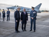Premierminister Keir Starmer (M) und der norwegische Premierminister Jonas Gahr Store (l) unterhalten sich. (Foto: Paul Campbell/PA/AP/dpa)
