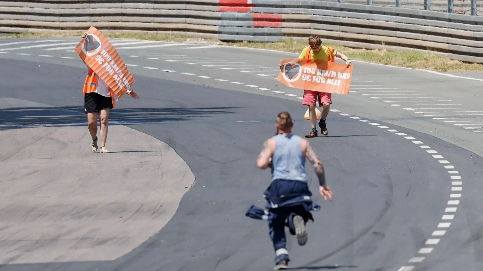 Aktivisten der Letzten Generation stürmen auf die Rennstrecke des Norisring. (Foto: Heiko Becker/HMB Media/ Heiko Becker)