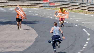 Aktivisten der Letzten Generation stürmen auf die Rennstrecke des Norisring. (Foto: Heiko Becker/HMB Media/ Heiko Becker)