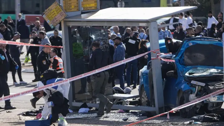 Ein forensisches Team der israelischen Polizei ermittelt am Tatort an einer Bushaltestelle in Ost-Jerusalem. (Foto: Mahmoud Illean/AP/dpa)